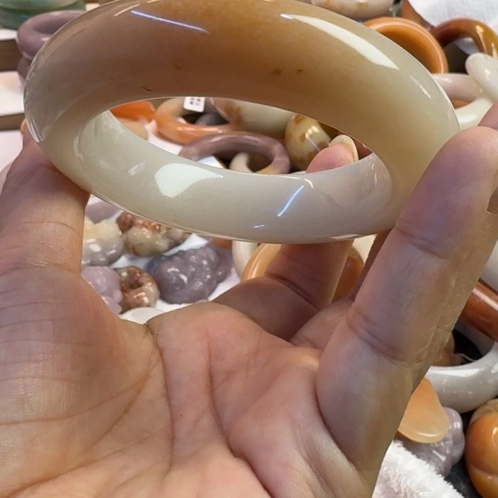 石英岩玉未镶嵌手镯