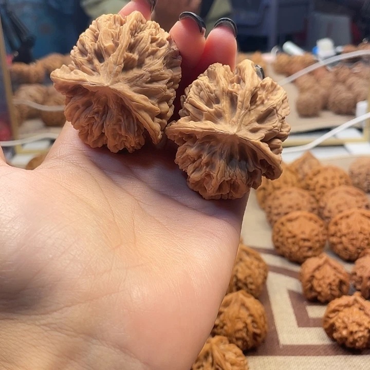 吊坠桃核帝王三棱