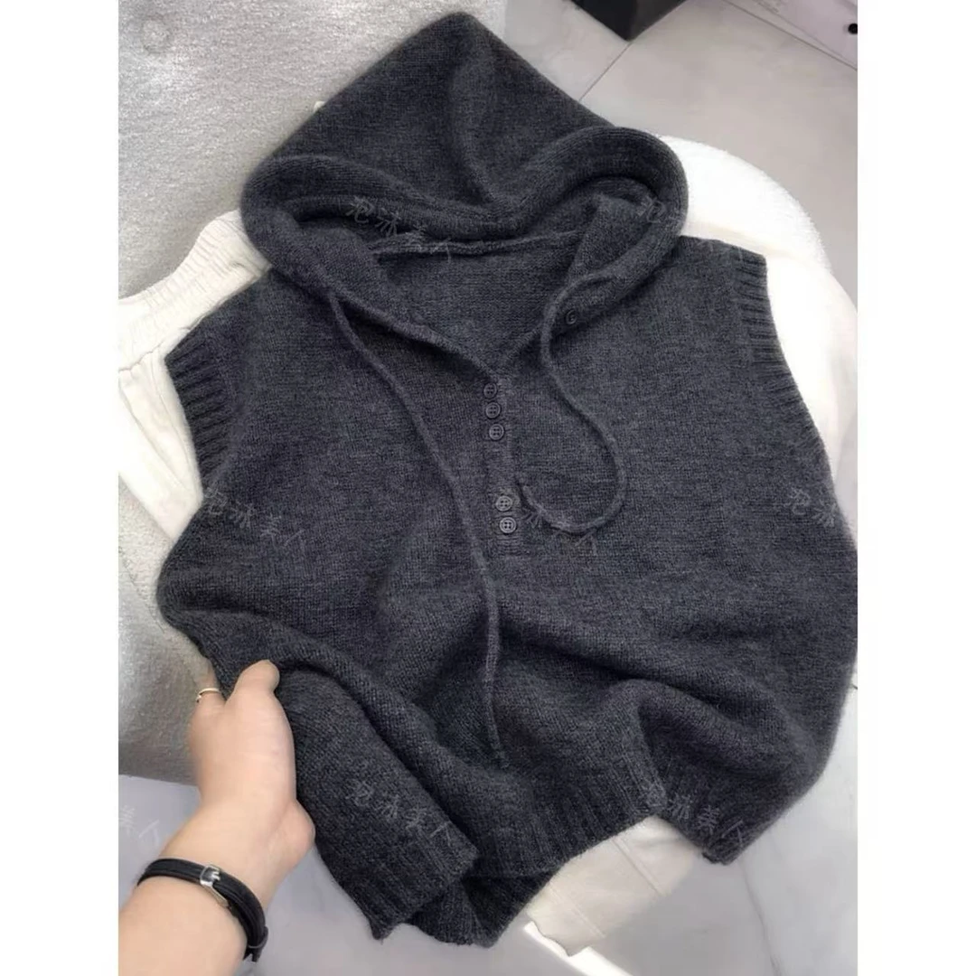 纽扣帽衫马甲」版型超好软糯!显瘦纯色连帽无袖半扣针织马甲