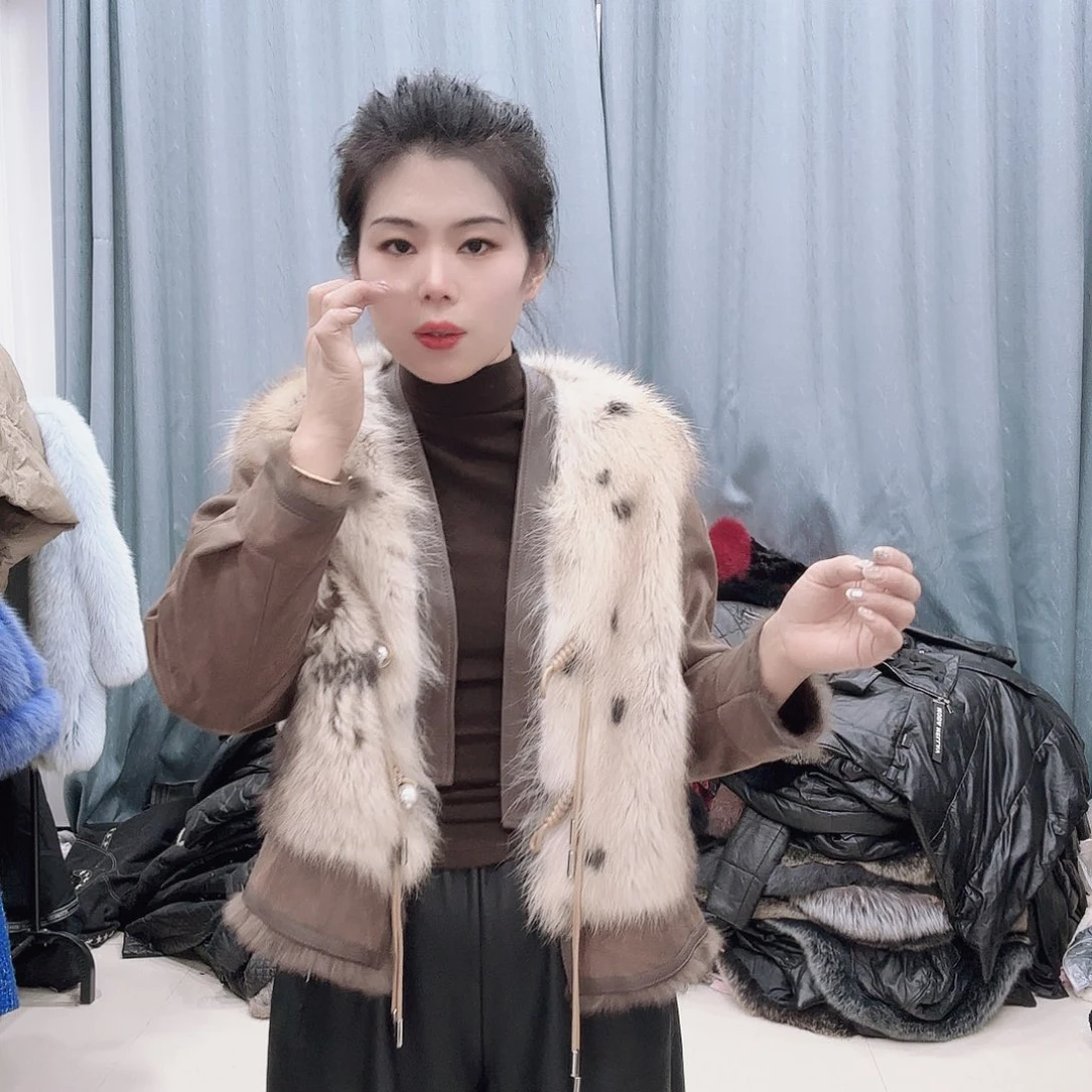 皮草搭配黑色西装和