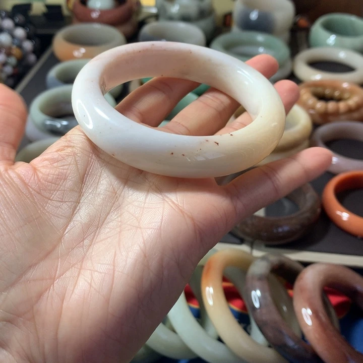 石英岩玉未镶嵌手镯