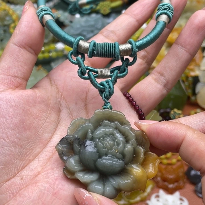 蛇纹石玉未镶嵌颈饰