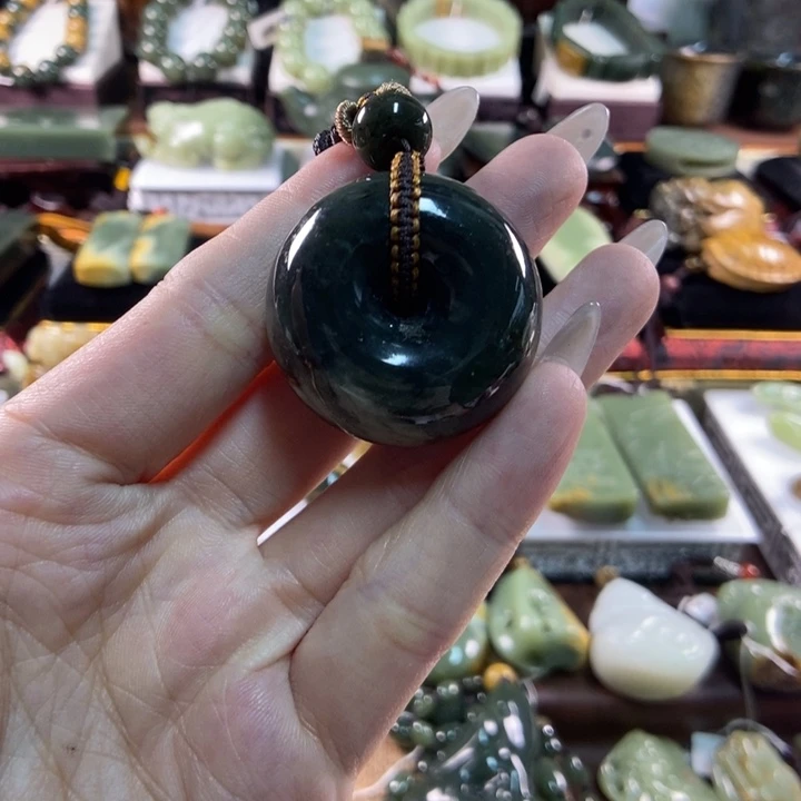 颈饰未镶嵌岫岩河磨玉（透闪石质玉）