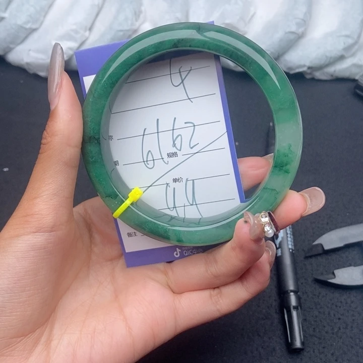 石英质玉（非洲翠）手镯未镶嵌