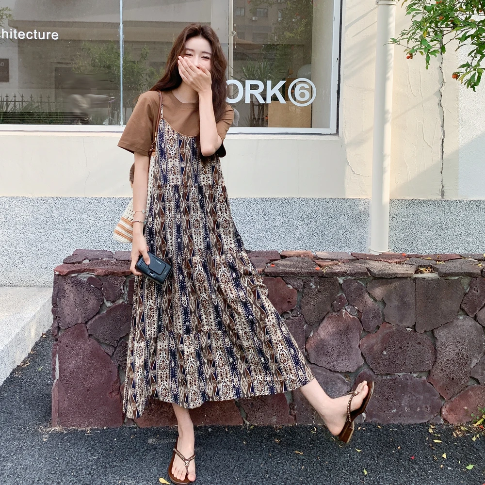 五一出游出片穿搭连衣裙今年流行爆款咖色T恤印花吊带长裙两件套