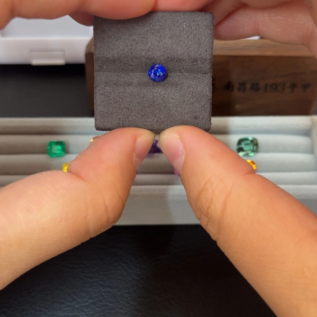 蓝宝石裸石0.68ct