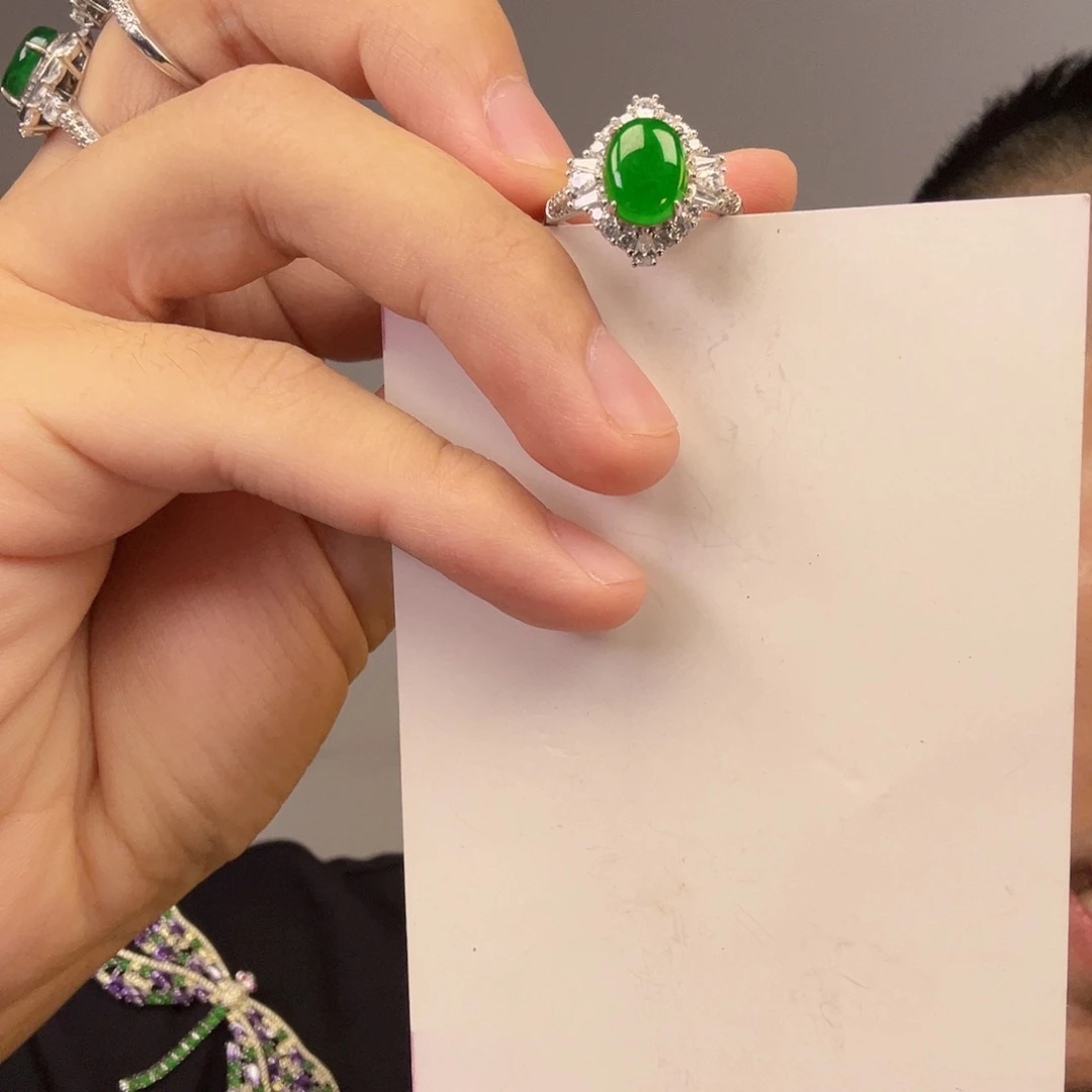 翡翠未镶嵌颈饰一件