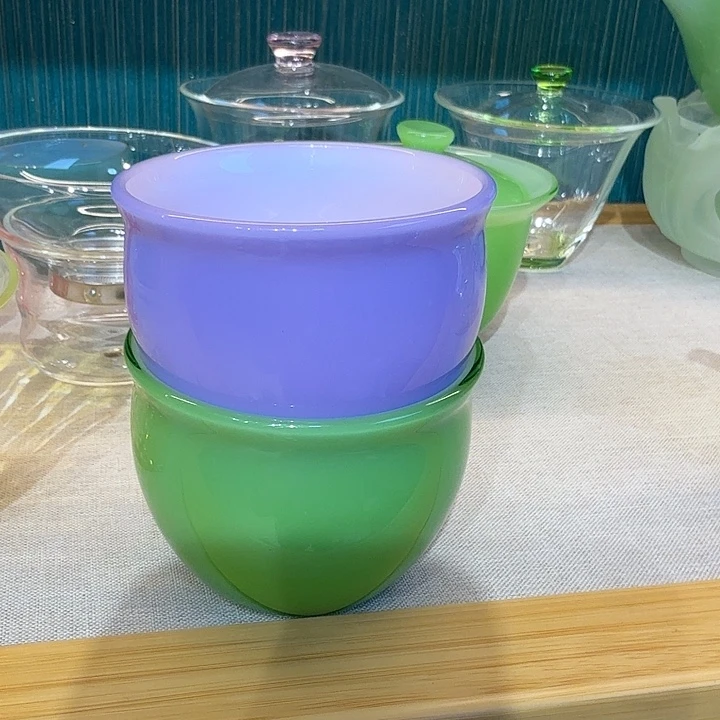 缸杯一绿一紫。