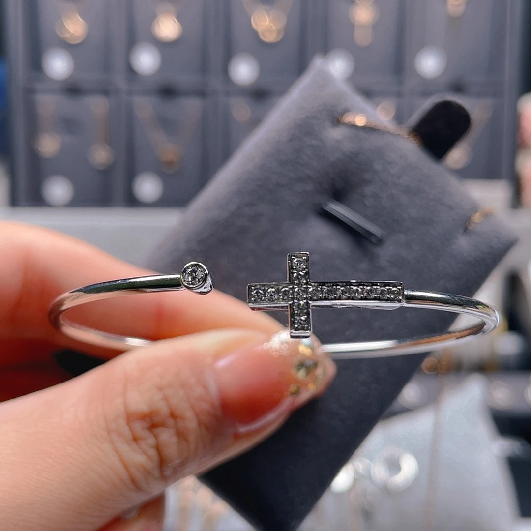 钻石手镯18K金镶嵌微**笑手镯