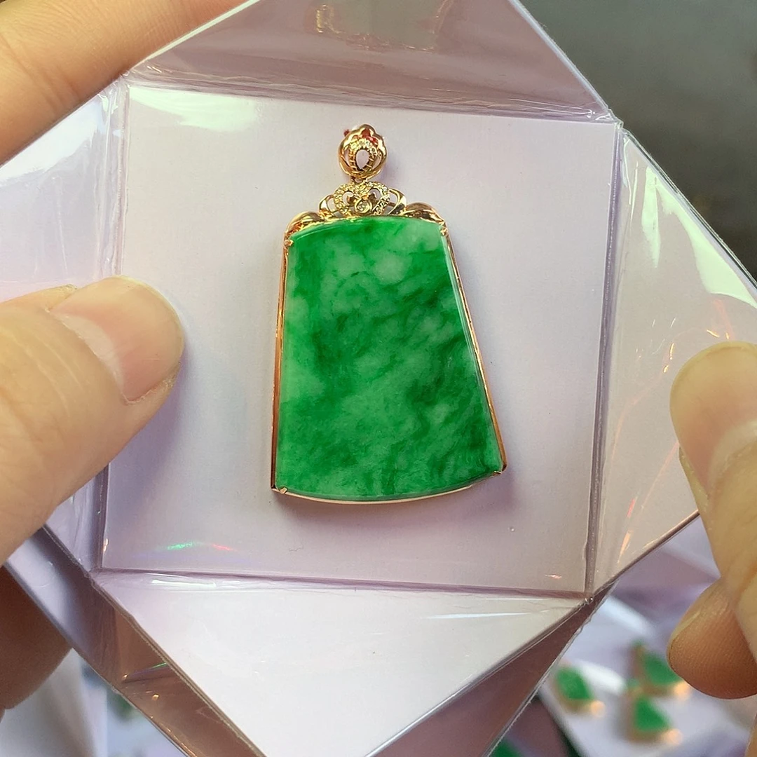 乐***刘翡翠18K金镶嵌颈饰无事牌