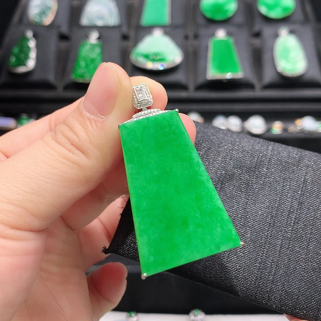 翡翠18K金镶嵌颈饰无事牌