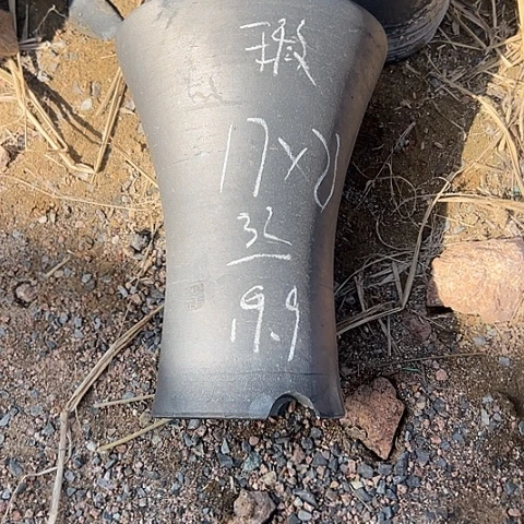 罐瑕疵喇叭束腰口径17高度23泥瓦盆