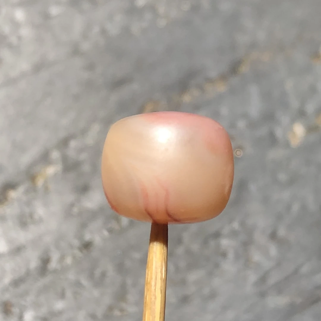 川料原矿南红纯手工打磨尺寸9.8x11.8毫米，无裂