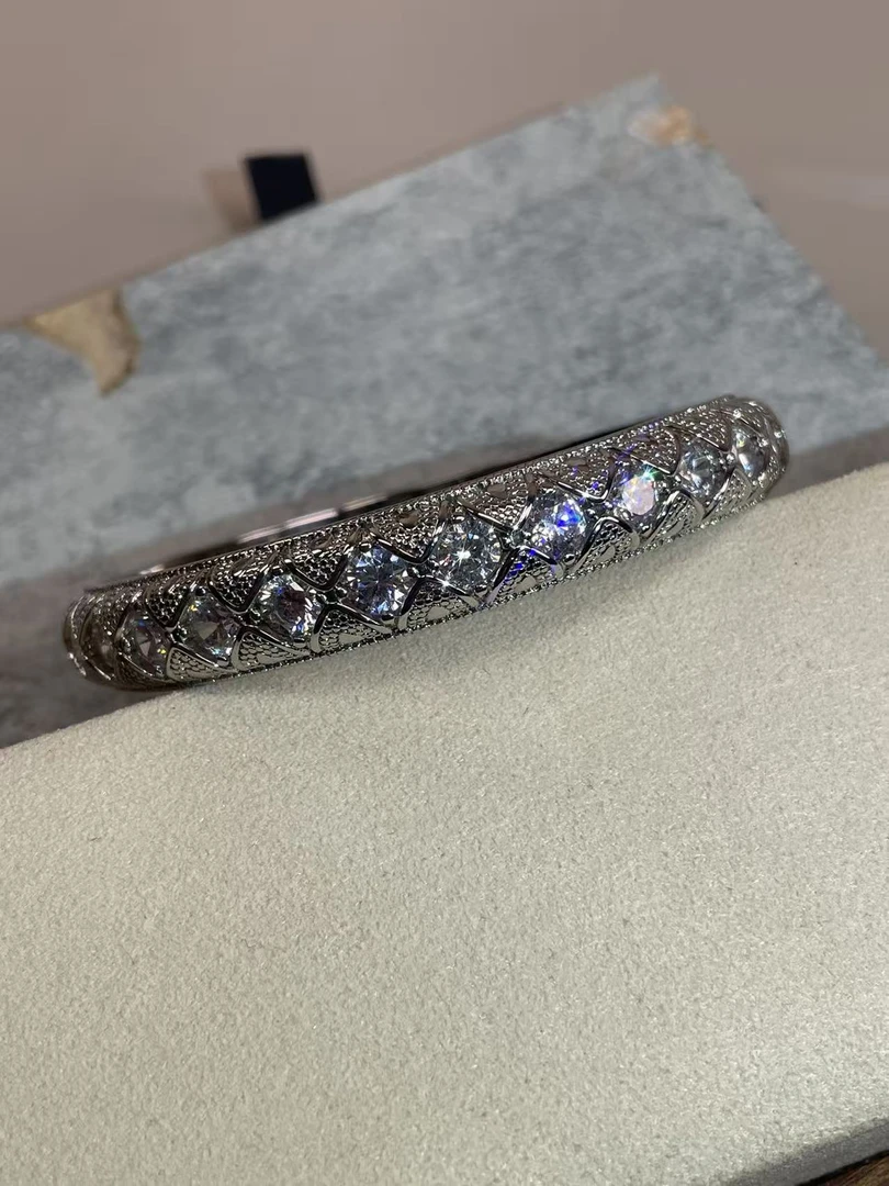 A02经典重工满镶钻棱格手镯