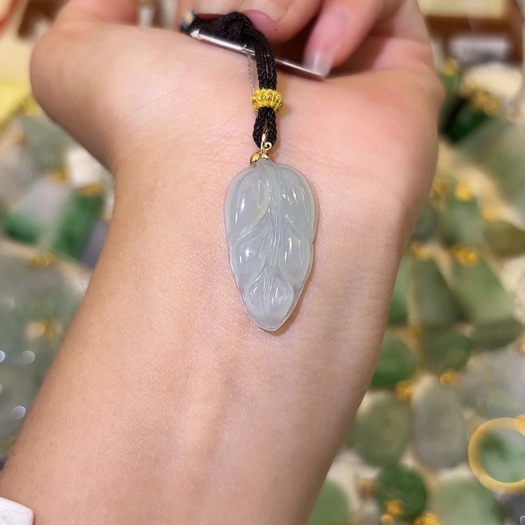 翡翠18K金镶嵌颈饰叶子