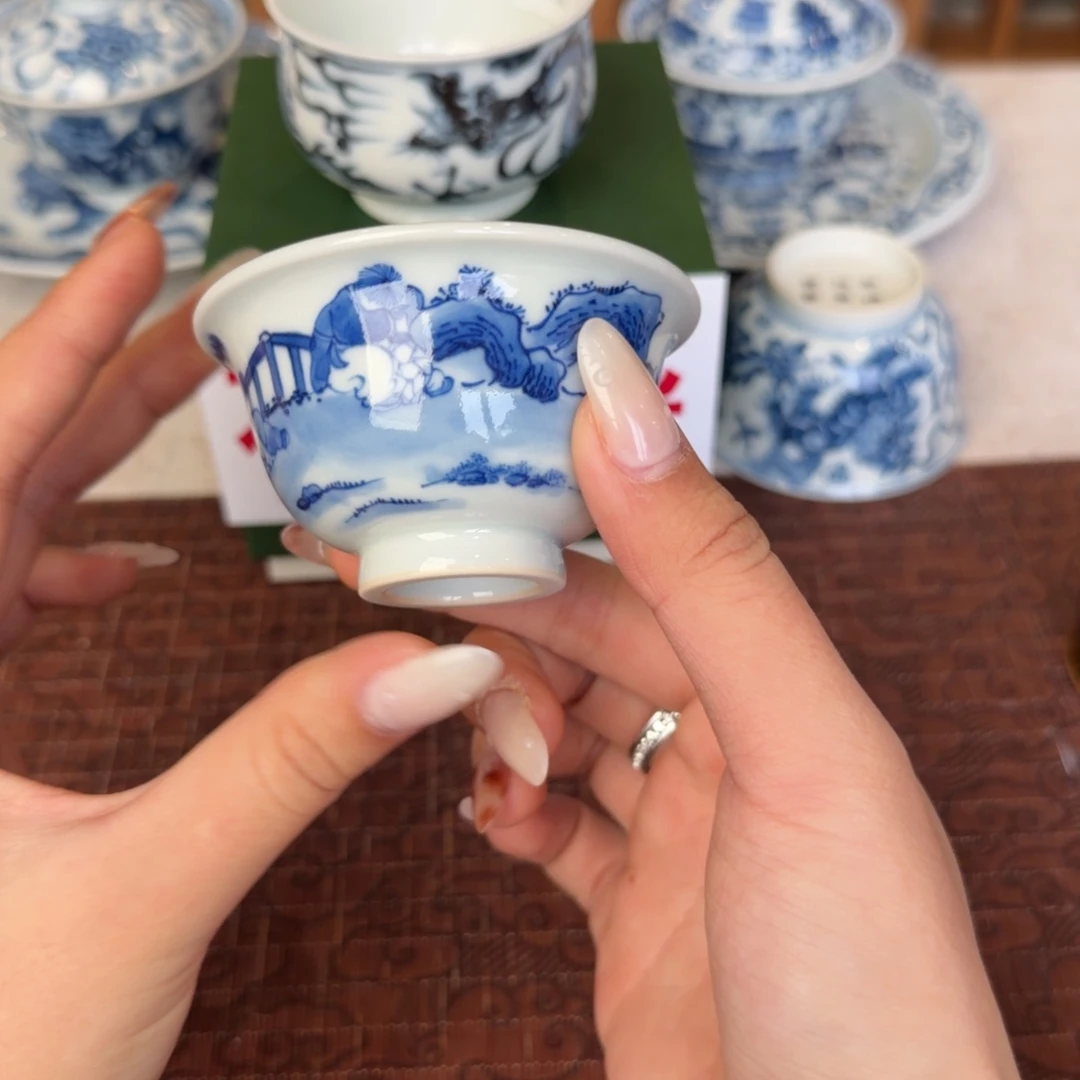 瓷片青花釉料为金黄色釉的一个