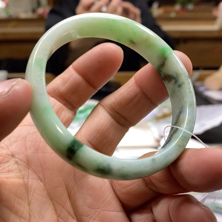 清***了翡翠未镶嵌手镯翡翠手镯