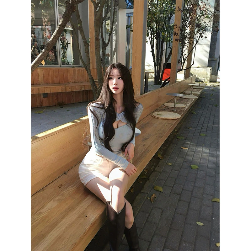 【蓝色恋歌】2025秋季新款纯欲纽结交叉镂空长袖修身针织上衣配短裤