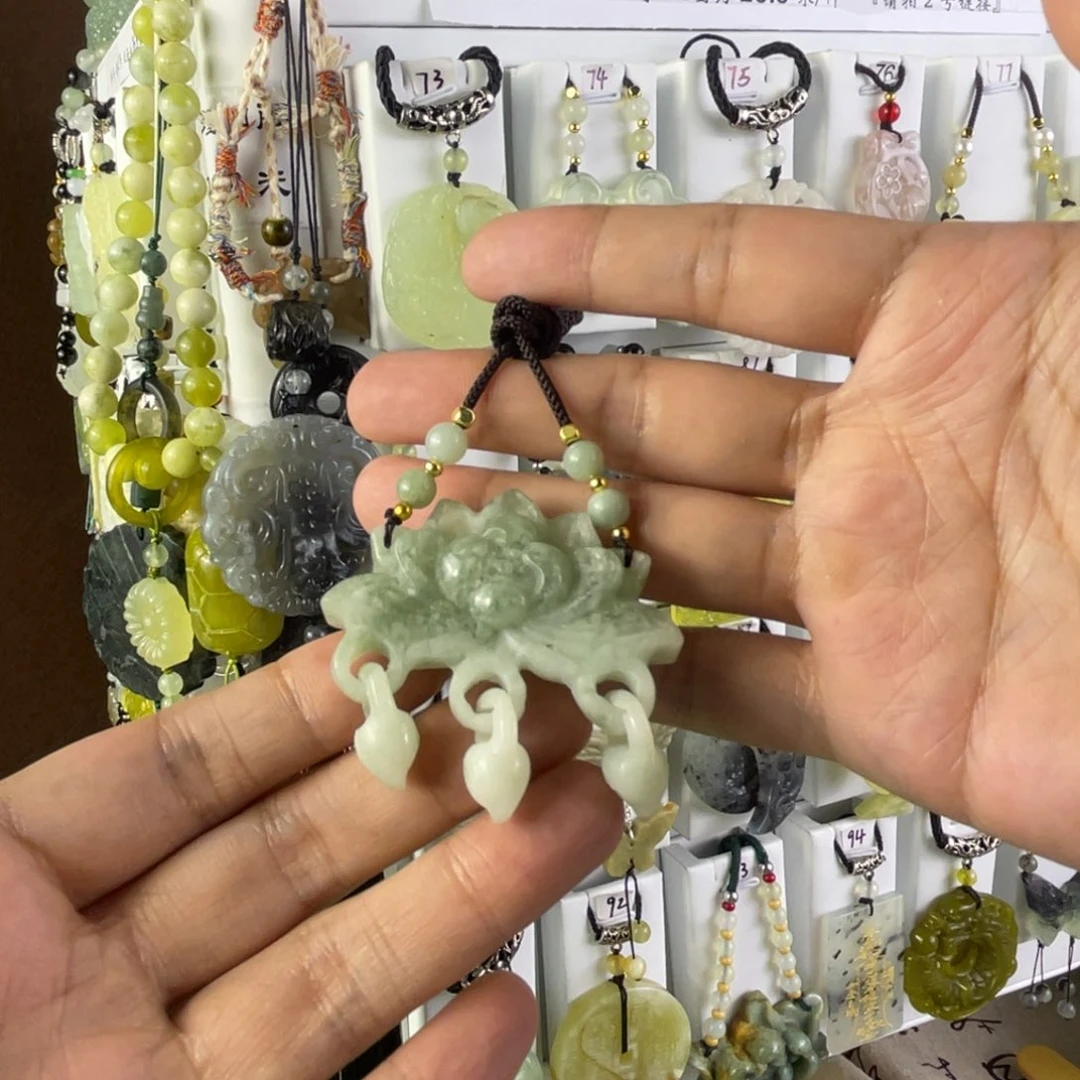 蛇纹石玉未镶嵌颈饰双面雕刻