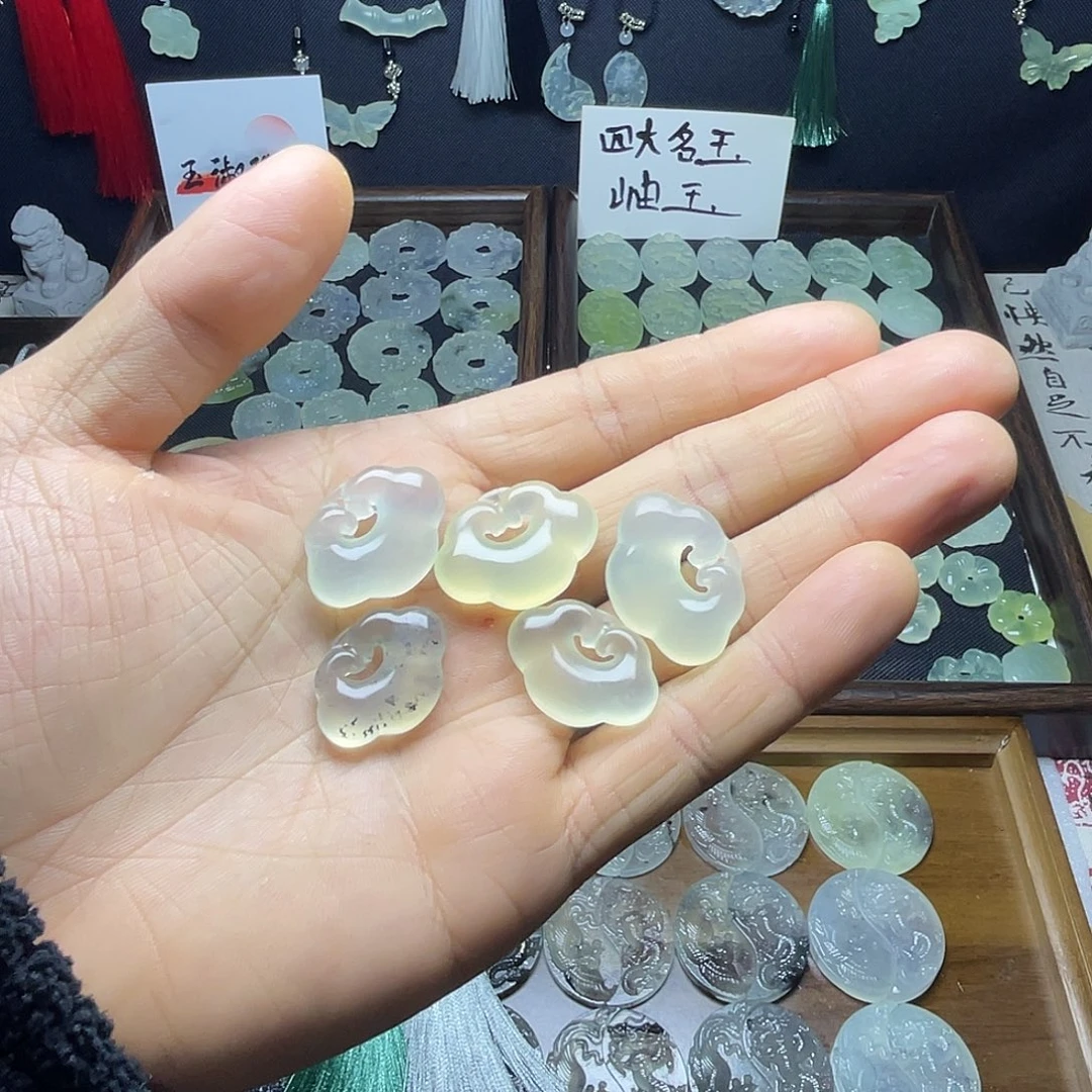 岫玉未镶嵌祥云锁吊坠项链