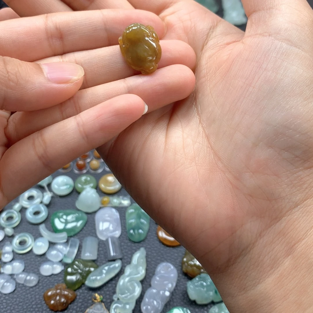 翡翠未镶嵌颈饰金蟾