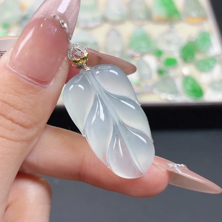 颈饰18K金镶嵌翡翠