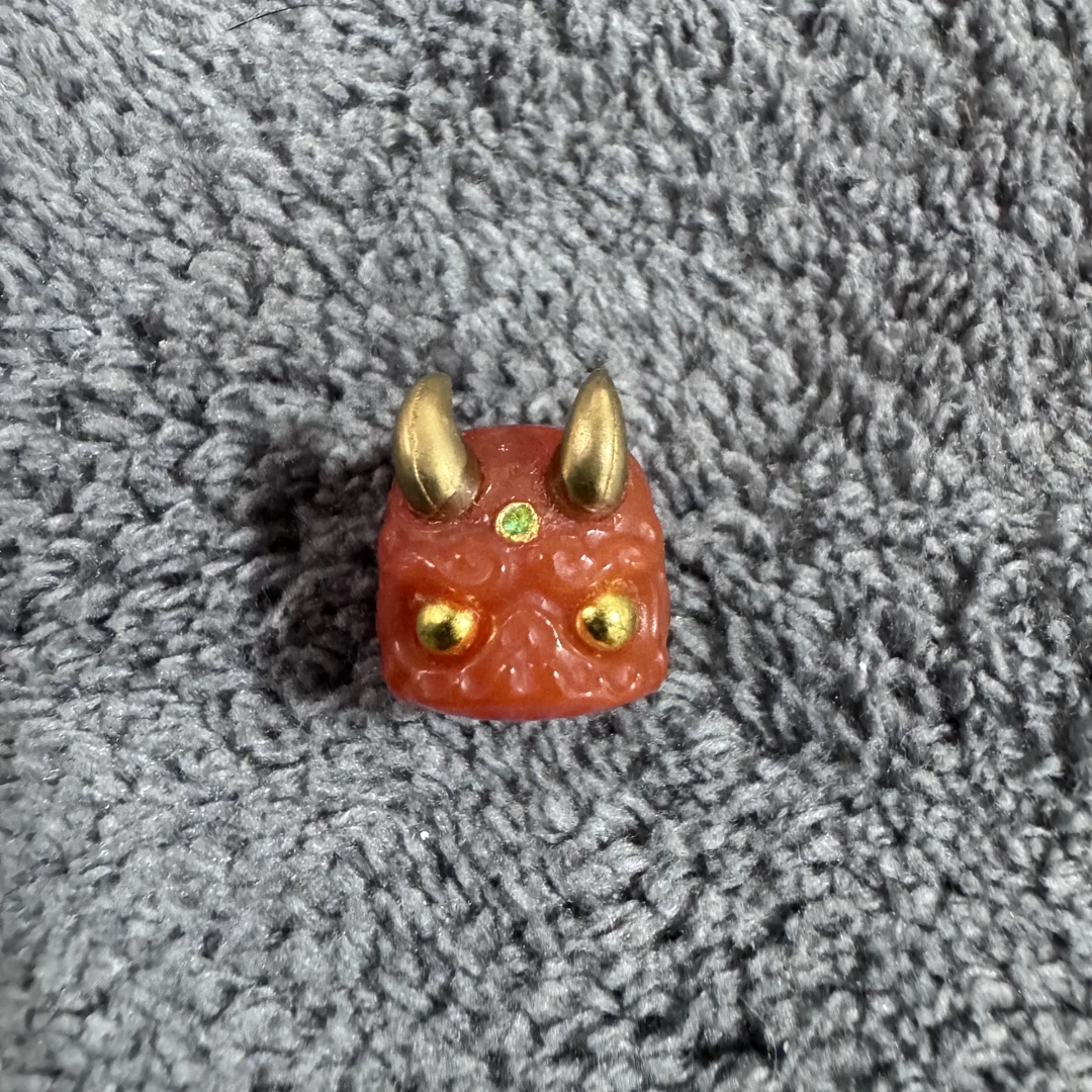 【茗静】南红雕刻 双角阿呆 直径11 天地孔1.5孔道 镶嵌合金