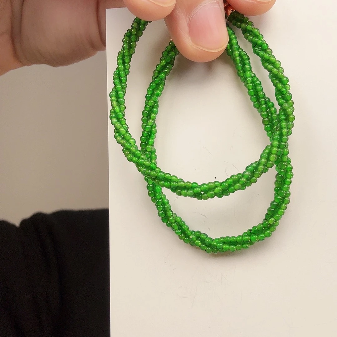 翡翠未镶嵌颈饰一件