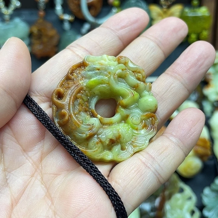 蛇纹石玉未镶嵌颈饰