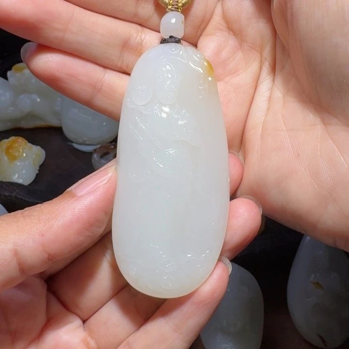 结***u和田玉未镶嵌颈饰