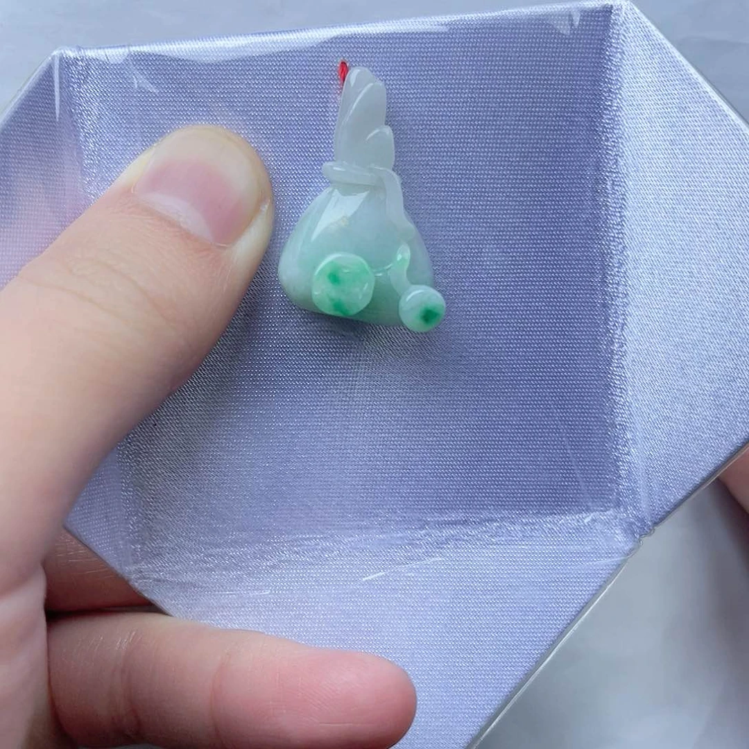 翡翠颈饰未镶嵌挂件。k k