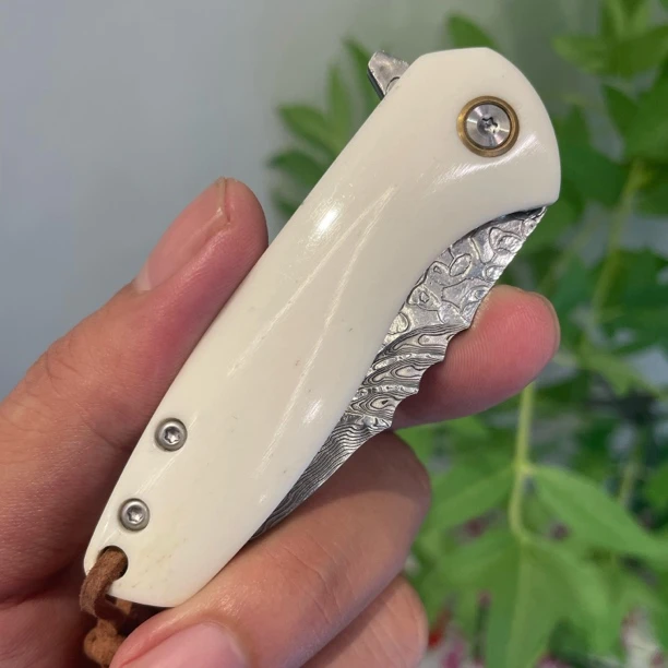 牛骨柄大马士革折叠刀67层锻打夹钢VG10高硬度锋利适合露营