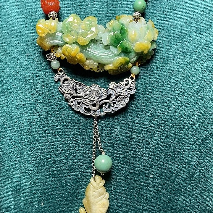 翡翠未镶嵌吊坠(赠链)