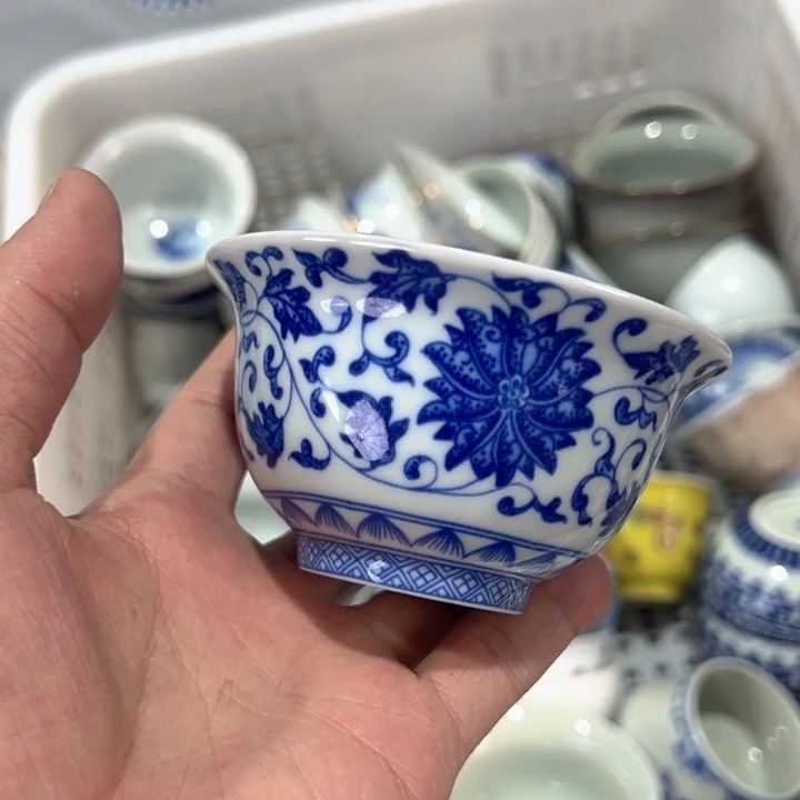 瓷片白青花缠枝莲压手杯微瑕