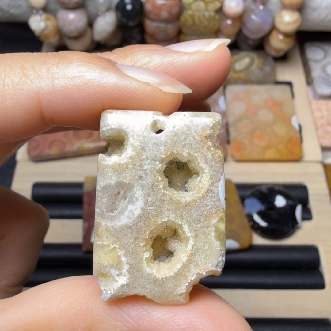 石英质玉未镶嵌晶洞小牌