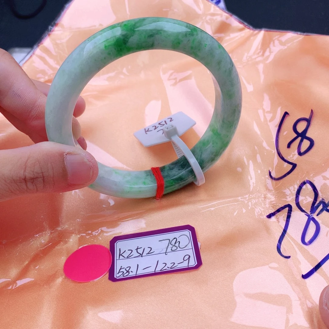 翡翠手镯未镶嵌翡翠