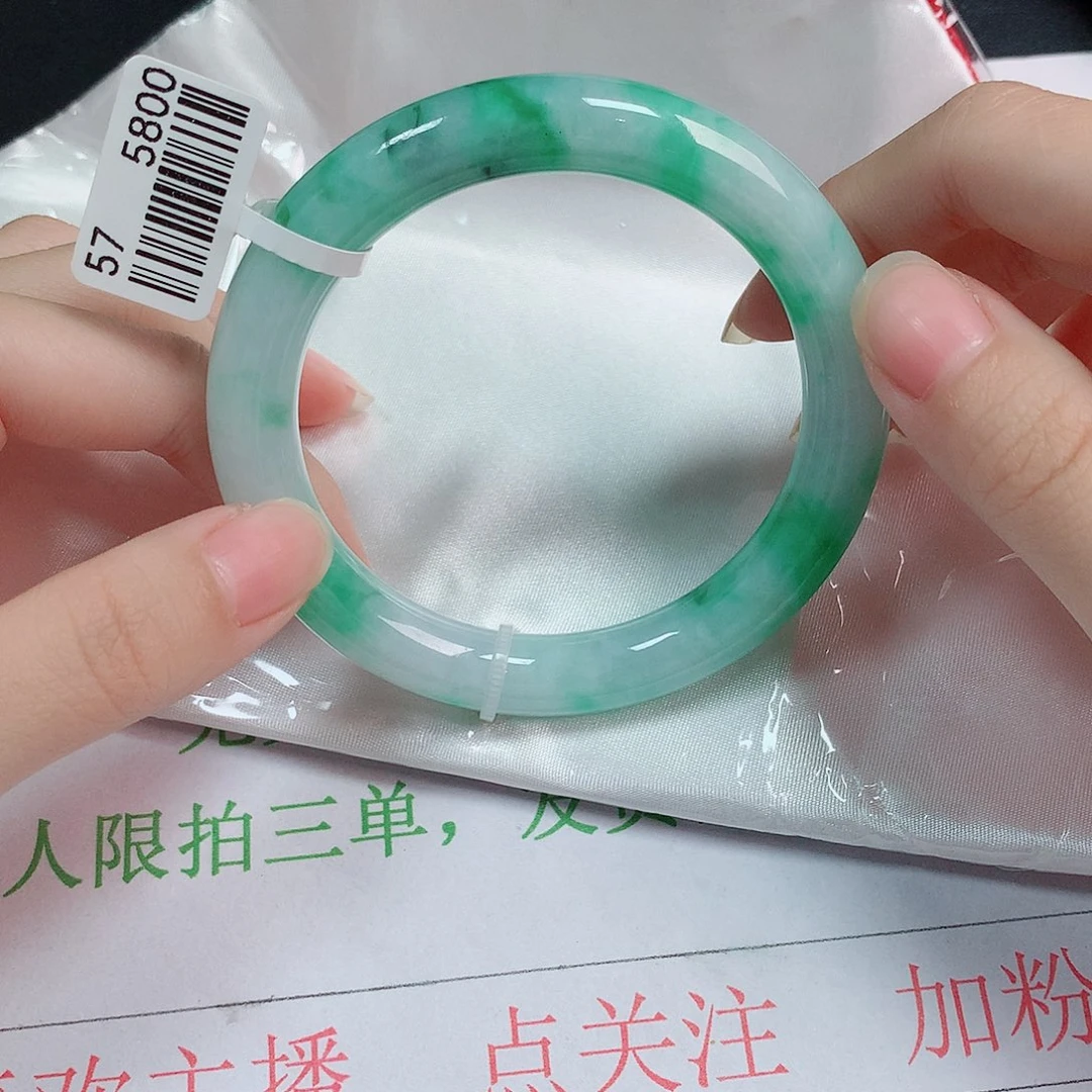 翡翠手镯未镶嵌翡翠手镯