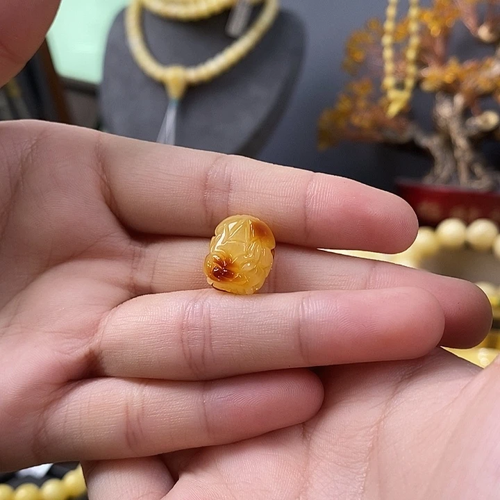 裸石琥珀未镶嵌貔貅