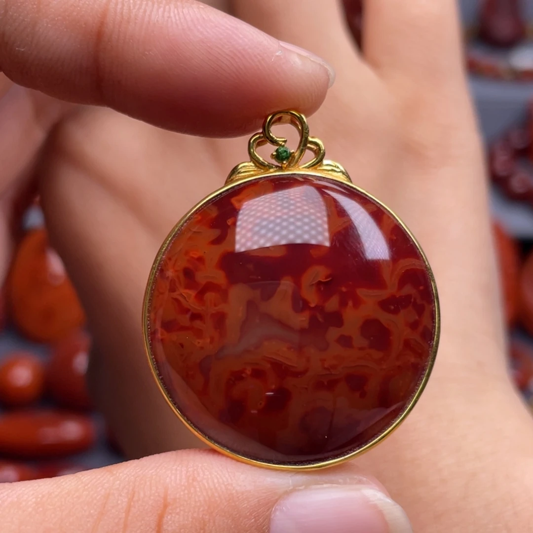 南红玛瑙18K金镶嵌珠宝奇石圆牌吊坠