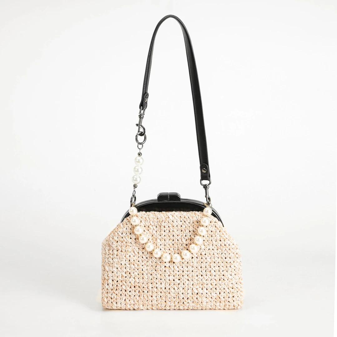 甜美珍珠装饰米白草编斜挎包 黑色皮质肩带+珍珠链条轻奢优雅女包
