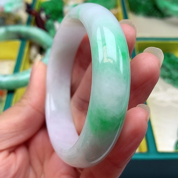翡翠手镯未镶嵌翡翠