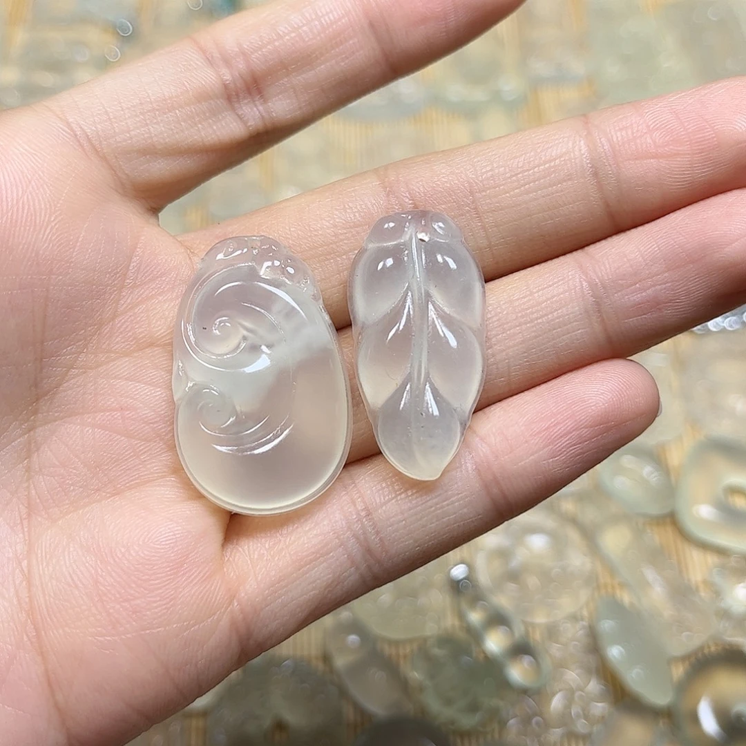 岫玉未镶嵌颈饰吊坠