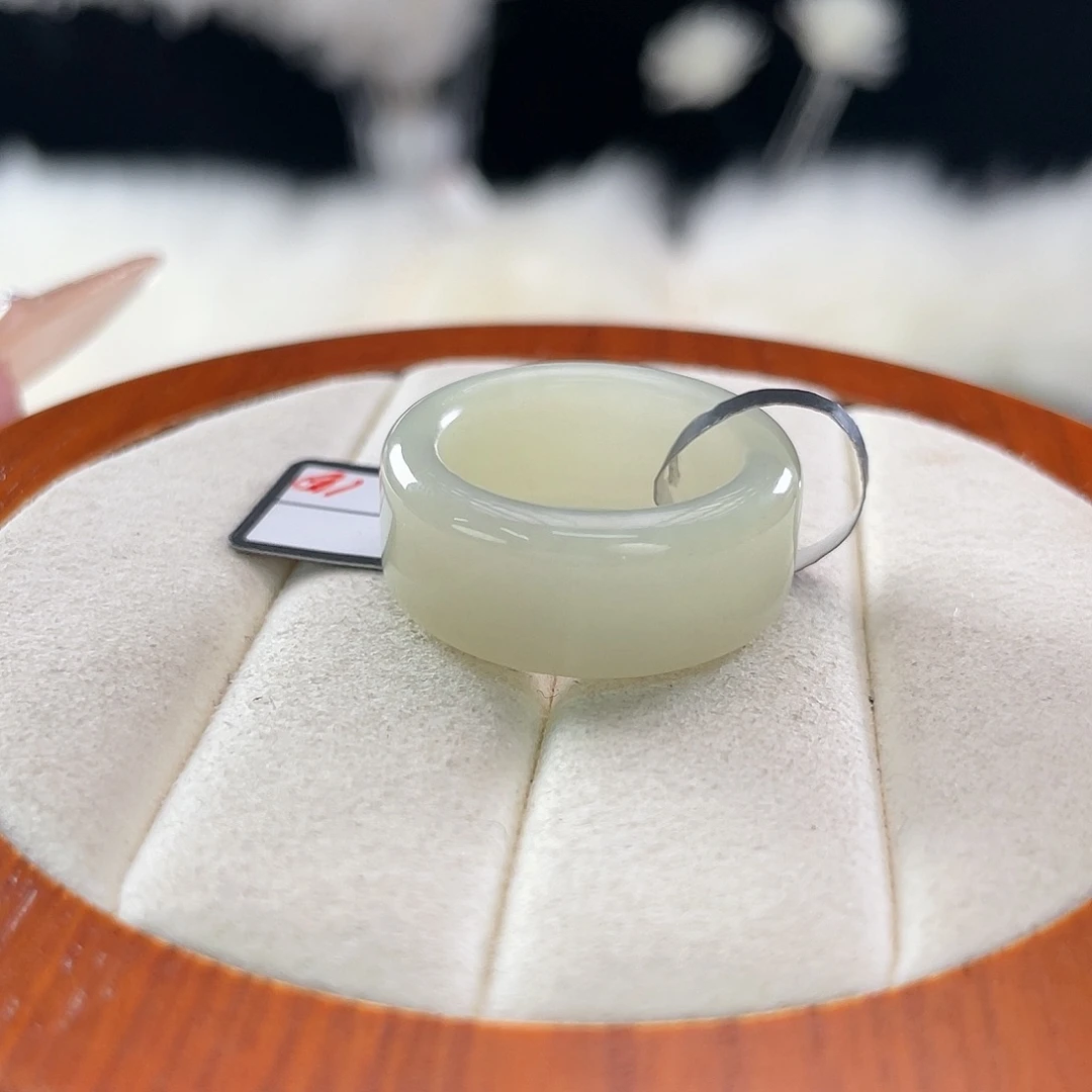 和田玉未镶嵌戒指l112。青白玉圆切。17.4。不退换