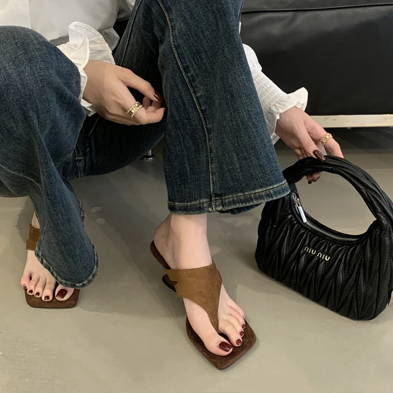 2025夏新款方头女神范粗跟夹趾人字拖鞋法式设计感高跟沙滩凉拖鞋