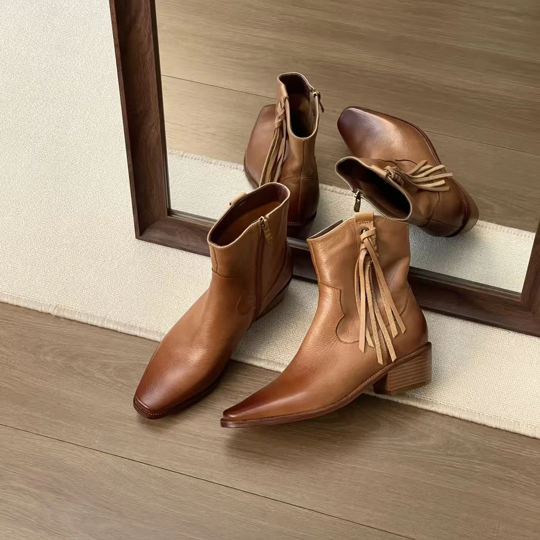 HUSSLOVE 头层牛皮·跟高4.5CM·民族风流苏粗跟真皮复古方头时装靴