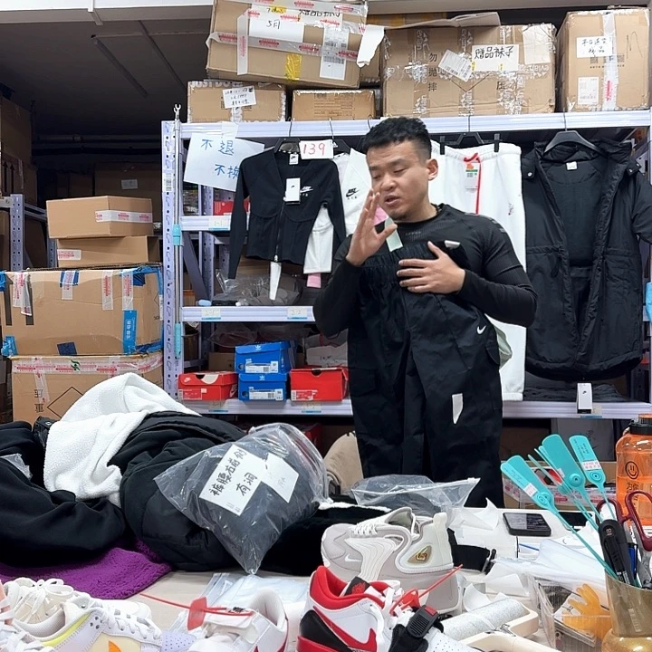 会***娃T- S码黑色5888有个洞