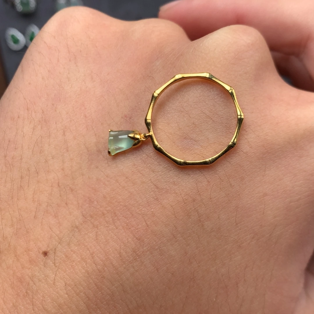 翡翠未镶嵌颈饰你是