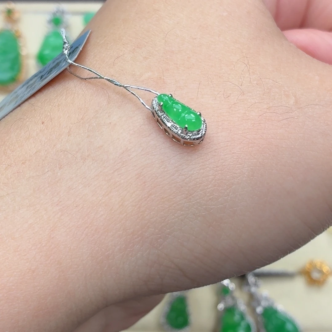 翡翠18K金镶嵌颈饰