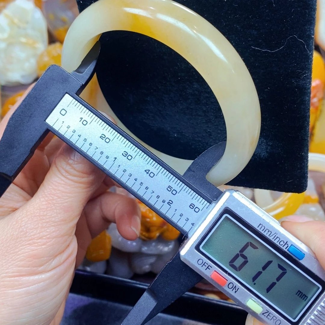 未镶嵌石英质玉（黄龙玉）颈饰