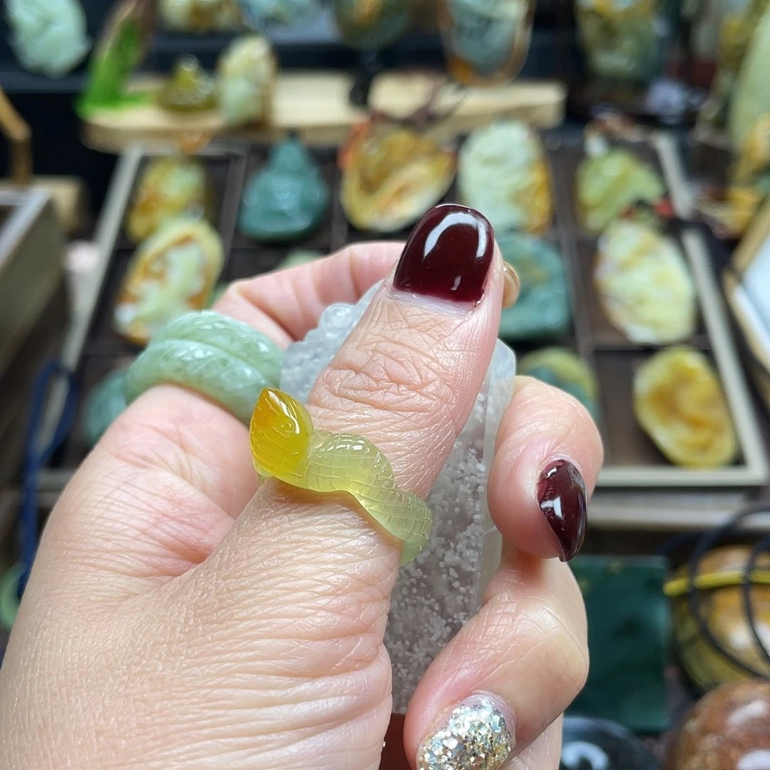 蛇纹石玉颈饰未镶嵌盛**年岫玉